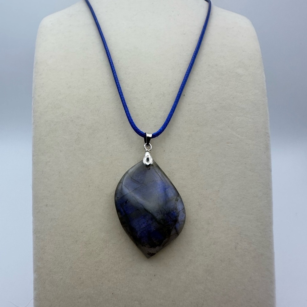 Blue Flash Labradorite Pendant Necklace - Picture 3 of 9